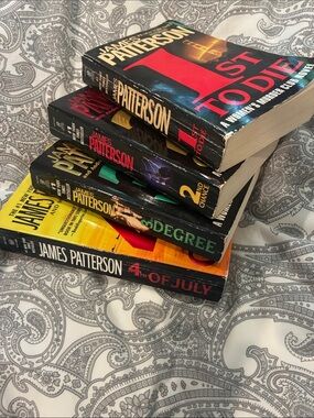 James Patterson Paperback Thriller Stack      B31